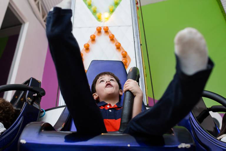 garotinho-brincando-em-brinquedo-de-elevador-de-buffet-em-festa-infantil-em-campinas