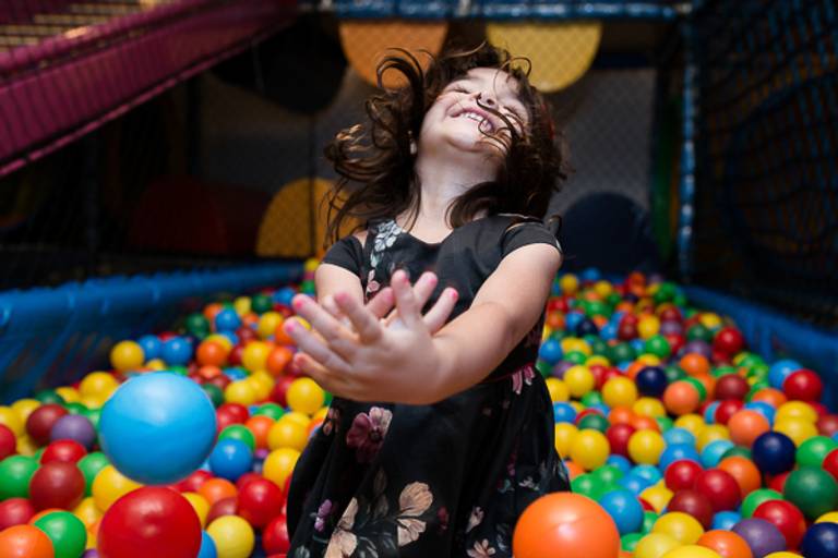 Criança-brincando-na-piscina-de-bolinhas-coloridas-sorrindo-em-festa-infantil-em-campinas
