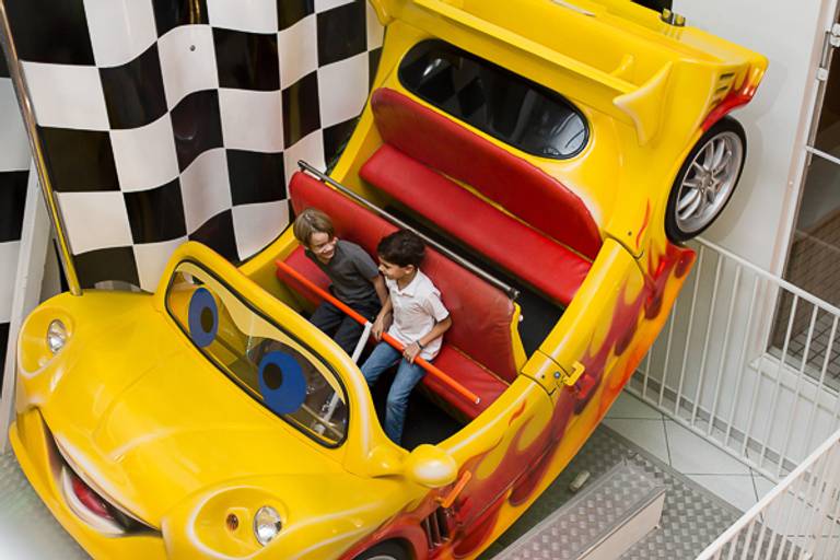 Meninos-dentro-de-carro-do-filme-cars-em-buffet-em-campinas