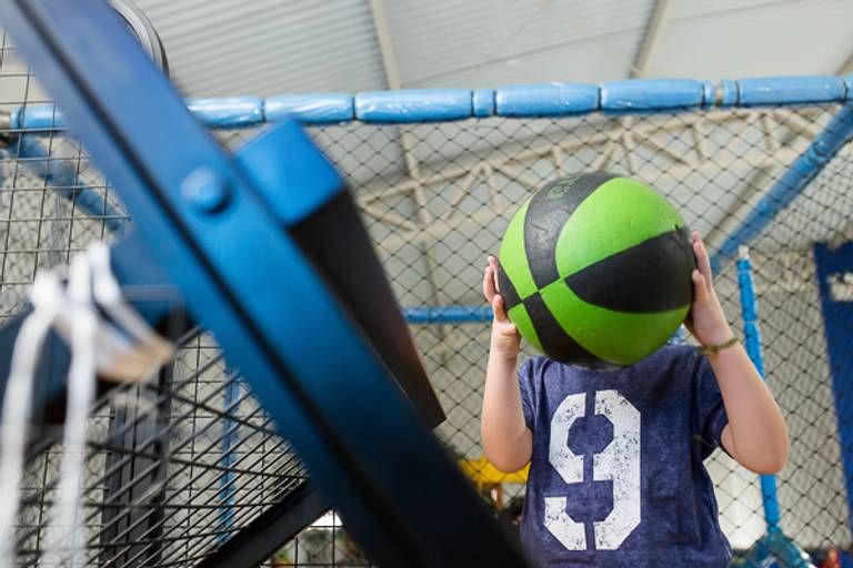 Garoto-brincando-com-bola-de-basquete-em-festa-infantil-em-buffet-em-campinas