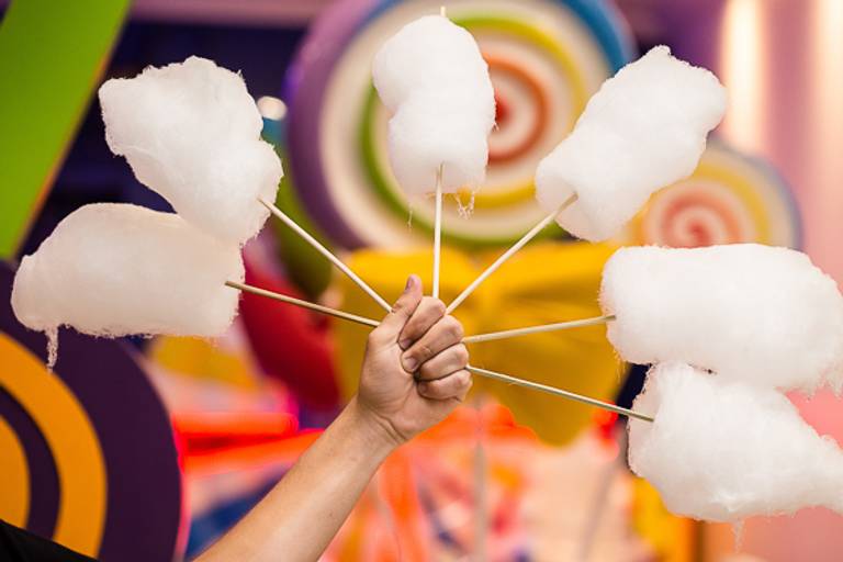 Algodão-doce-na-mão-de-criança-em-festa-infantil-foto-tirada-por-thais-mazzoco