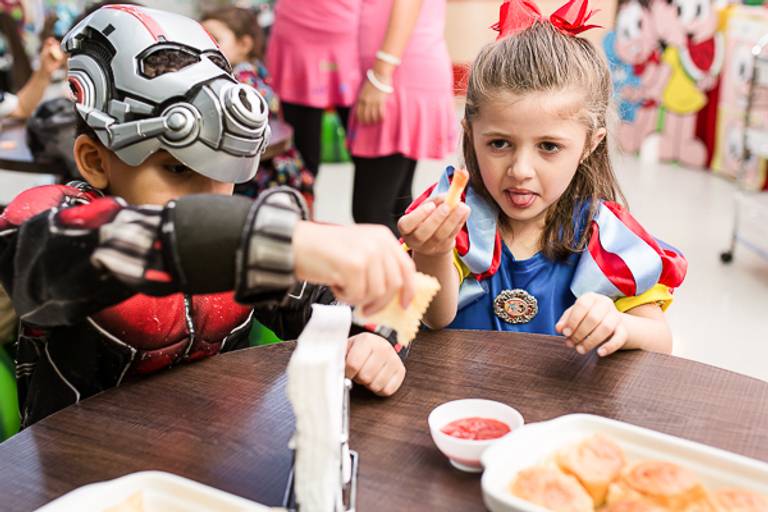 Garotinha-fazendo-careta-para-brincar-com-brinquedo-de-menino-em-festa-infantil