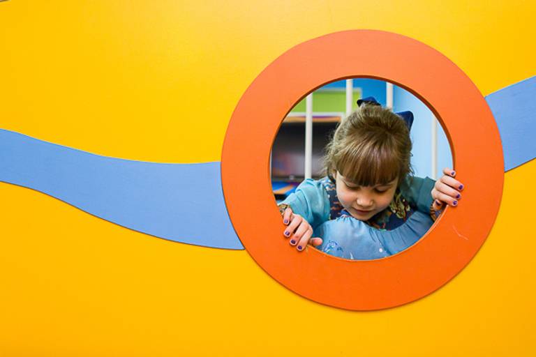 Foto-de-festa-infantil-com-menina-brincando-em-campinas