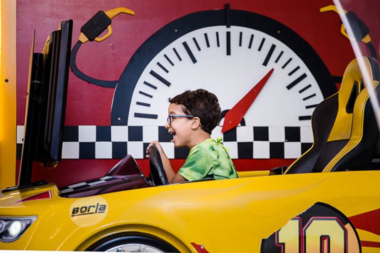 Menino-brincando-no-carrinho-em-festa-infantil-em-campinas
