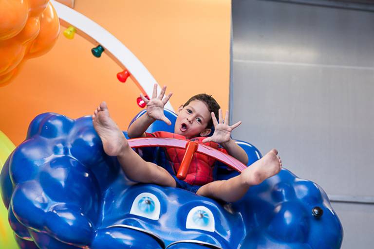 Menina-em-brinquedo-de-roda-gigante-de-nuvem-em-buffet-em-campinas