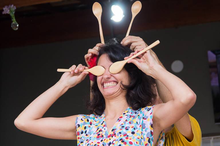 Mulher-em-festa-infantil-brincando-com-colheres-em-campinas