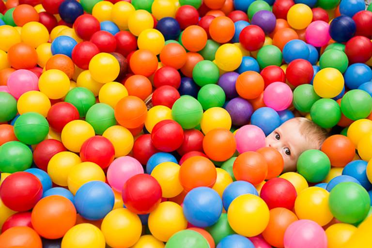 Foto-de-piscina-de-bolinhas-coloridas-com-criança-brincando