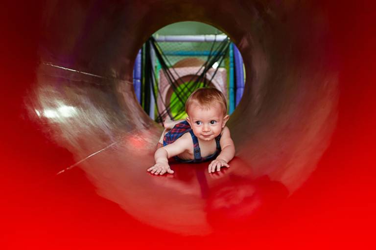 Nenem-em-tunel-vermelho-em-campinas-foto-tirada-por-thais-mazzoco