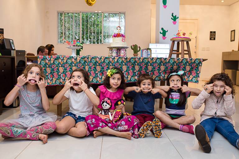Meninas-em-frente-a-mesa-do-bolo-fazendo-careta-em-festa-infantil-em-campinas