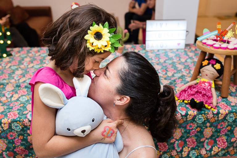 Mãe-e-filha-dando-beijo-de-esquimó-em-festa-infantil-em-campinas