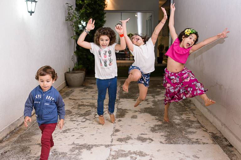 Crianças-pulando-em-foto-tirada-por-thais-mazzoco