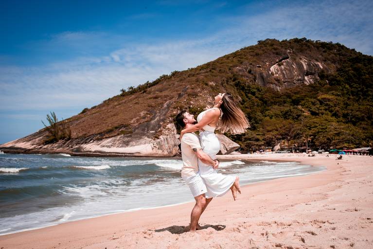 Ensaio de casal pré wedding realizado em Grumari no Rio de Janeiro

Carol e Leandro