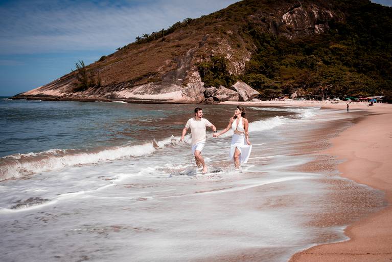 Ensaio de casal pré wedding realizado em Grumari no Rio de Janeiro

Carol e Leandro