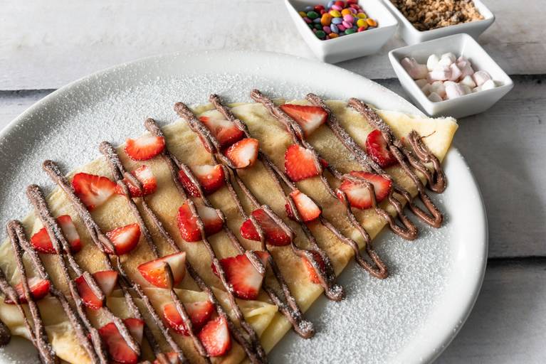 crepe de chocolate com morango