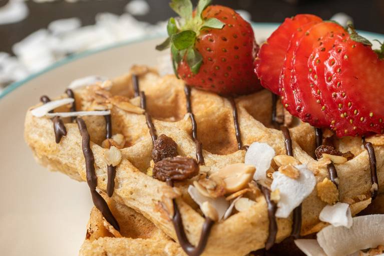 waffle de morango e chocolate