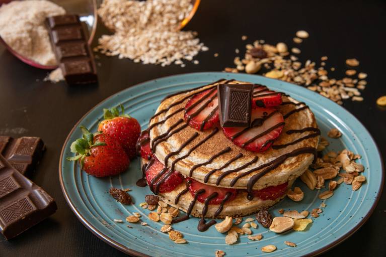 panqueca com morangos