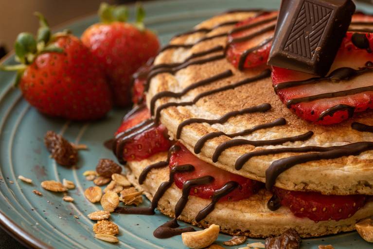 panqueca com morangos