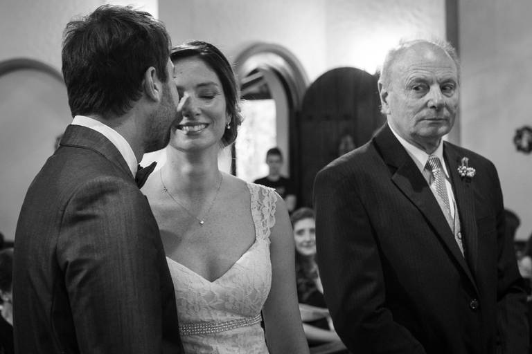 Boda en Rafaela, novia besa al novio, padre mira de reojo