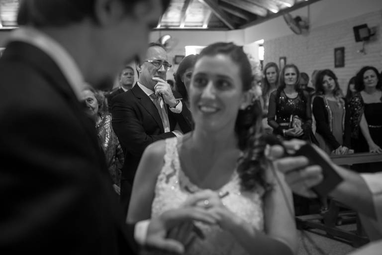 Novios con los anillos en Boda de Rafaela Santa Fe