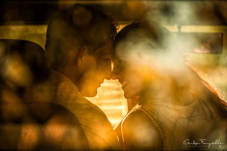 Novios en la intimidad de su sesión fotográfica. Rosario. Book de novios.