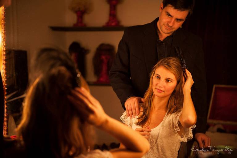 Novia en su preparativo junto a su novio. Teatro Lavarden. Rosario.