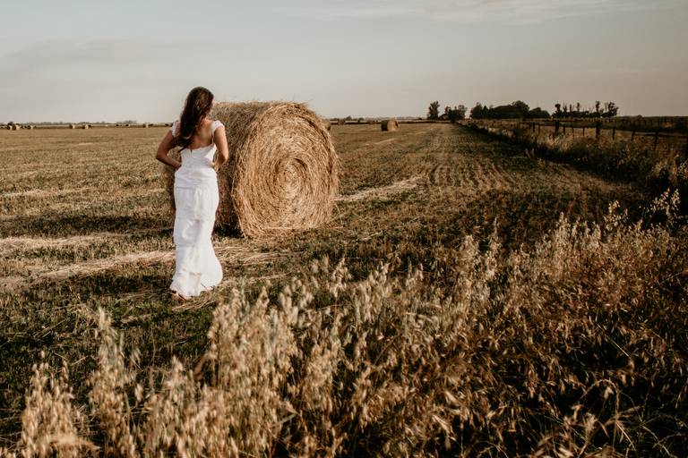 Sesión de novios en su post boda. Campo de trigo al atardecer. Erika Fayolle