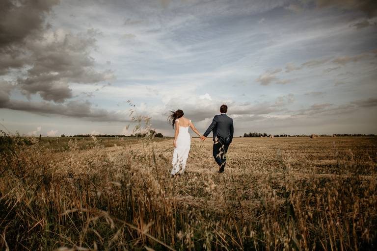 Novios con vestido de novia y traje. Sesión de pareja en el campo. Foto al aire libre. Erika Fayolle