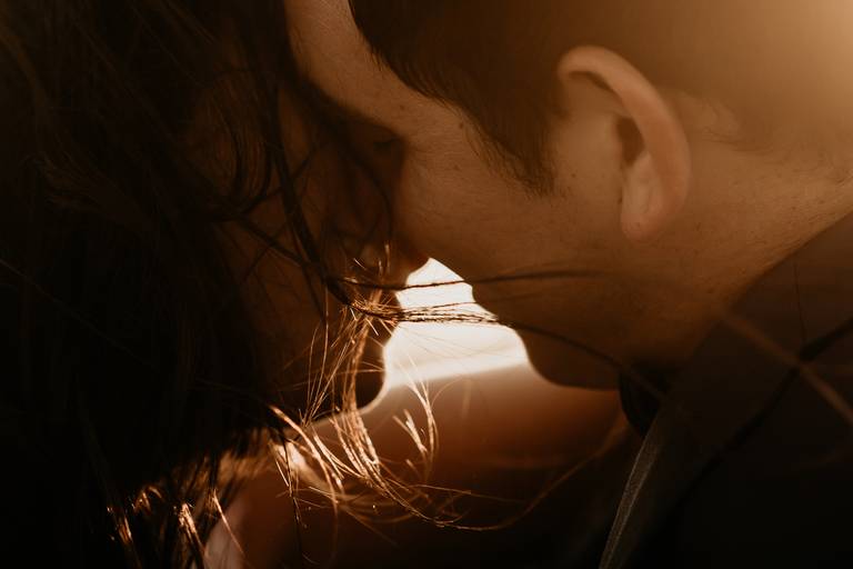 Pareja de novios. Sunset. Atardecer en el campo. Pareja besandose . Boda. Erika Fayolle