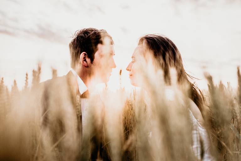 Pareja en el trigo. Campo al atardecer en el trigal. Sesión de novios despues de la boda. Fotografia al atardecer. Erika Fayolle.