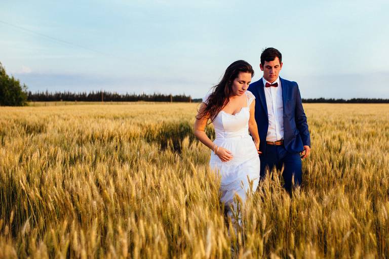 Sesión de novios en el campo en Rosario. Atardecer en el campo. Pareja. Book de novios.