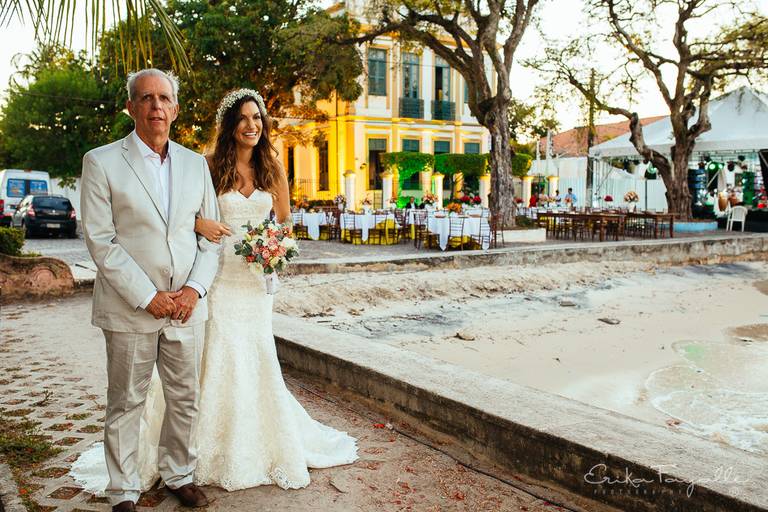 Novia y padrino llegando al altar. Ceremonia en la playa de Itaparica