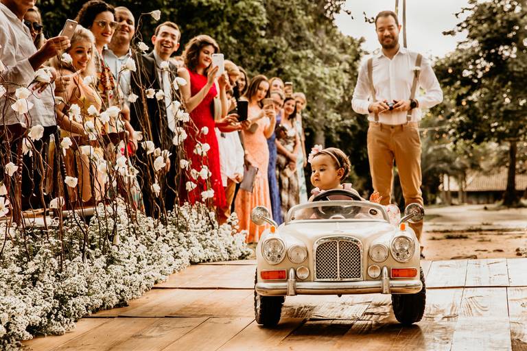 Cortejo en Brasil. Novia y novio en su casamiento en la playa. Castelo garcia davila. Bahía. Erika Fayolle