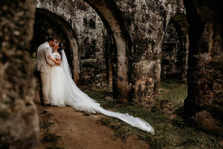 Retrato de novios en su casamiento en la playa de Brasil. Boda al atardecer. Fotografia Erika Fayolle