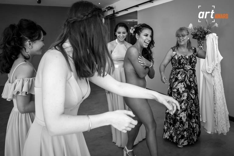 Novia desnuda en blanco y negro. Con madre y ,madrina. Damas de honor.