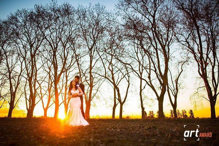 Novios, románticos en el atardecer en el campo. Sesión post boda. Book de novios. Vestido de novia.