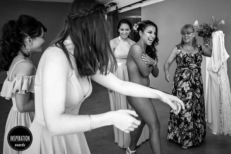 Novia y madrina en el make in off de su boda. Casamiento en Buenos Aires.