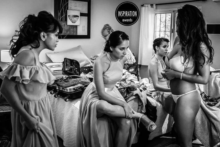 Novia en sus preparativos de boda. Acompañada por sus damas de honor.