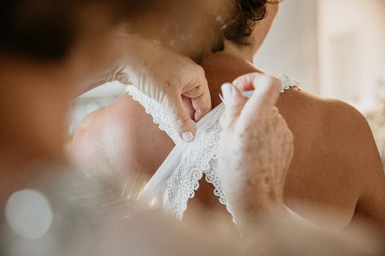 Novia con vestido de novia en sus preparativos. Casamiento 