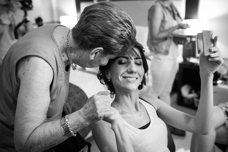 Novia y abuela en los preparativos. Foto blanco y negro. Abrazo con emoción. Momento espontáneo.