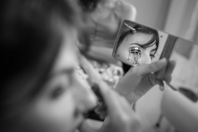 Novia en el maquillaje para su boda. Pestañas arqueadas. Foto blanco y negro