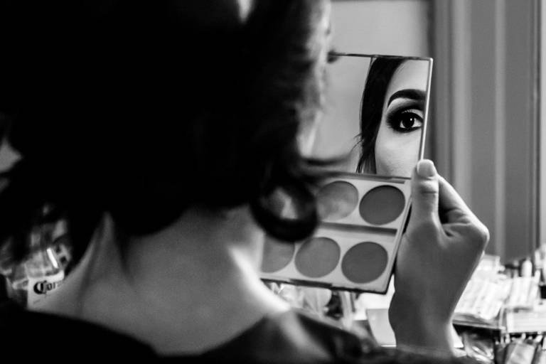 Novia con espejo en el make in off antes de la ceremonia. En el hotel en Rosario.