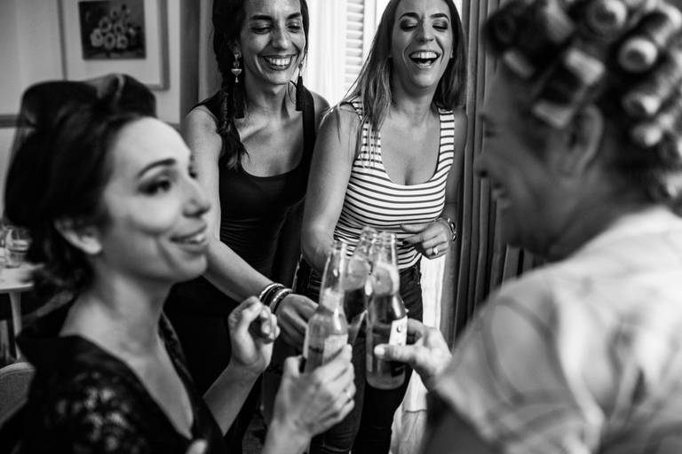 Novia con madre y hermanas en los preparativos antes de su boda. En el hotel Esplendor Savoy