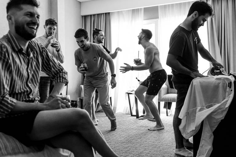 Previa novio con amigos. Boda en Rosario Erika Fayolle