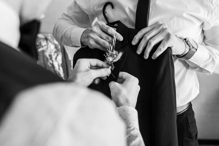 Novio vistiéndose en los preparativos de su 