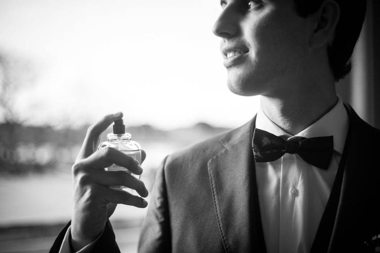 Novio con perfume en sus preparativos antes de la ceremonia  
 el día de su boda. Federación, Entre Ríos