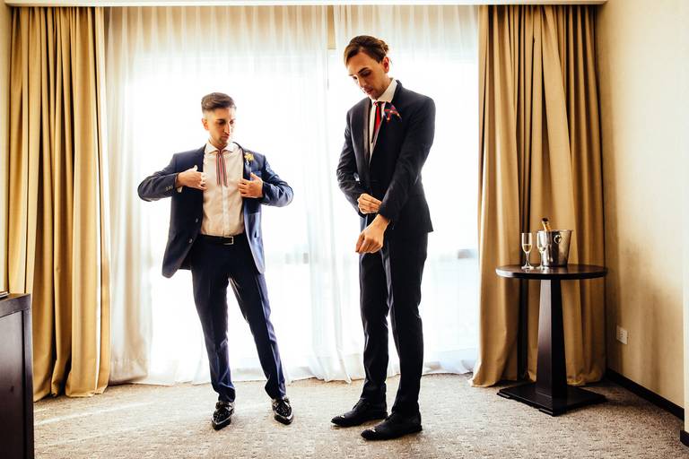 Casamiento igualitario en Rosario. Novios vistiendo sus trajes en el Hotel. Rosario, Buenos Aires