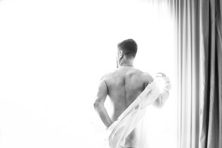 Fotografia de boda. Novio en los preparativos de su casamiento. Foto blanco y negro. Buenos Aires.