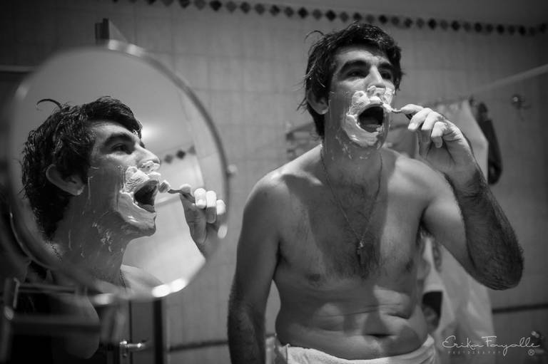 Novio afeitando en el hotel en los preparativos de su casamiento. Boda en Buenos Aires. Foto blanco y negro