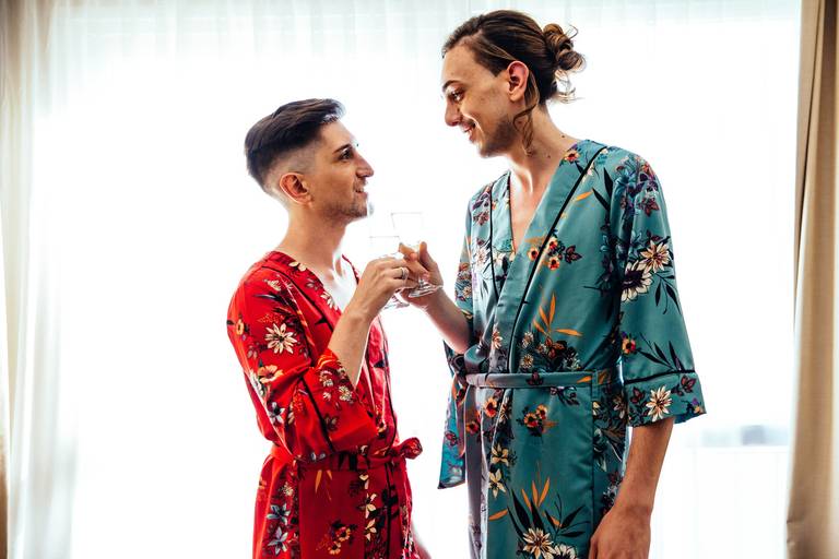 Boda igualitaria en Rosario. Los novios brindan y se preparan para su casamiento en el Hotel. 