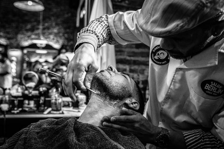 Novio en la barbería Berlín en Rosario. Preparativos antes de su casamiento. Bodas en Buenos Aires.